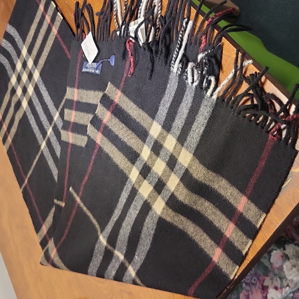 Authentic Burberry Classic Large Black Tan And Red 100% Cashmere Scarf